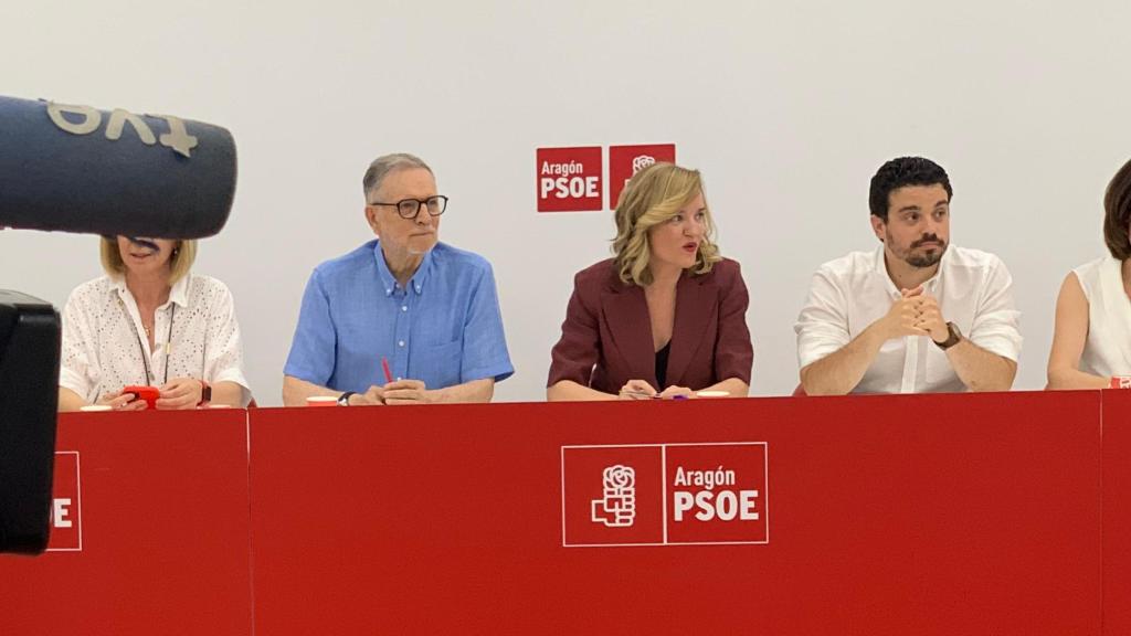 Pilar Alegría, con su núcleo duro, en la sede del PSOE-Aragón.