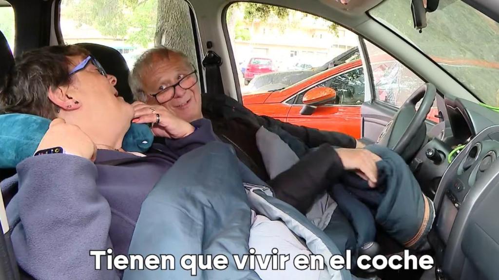 Montse y Jordi en su coche.