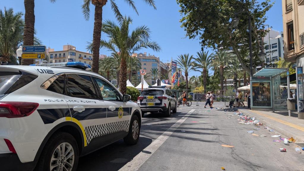 Los vehículos de la Policía Local en los accesos a la plaza de Luceros por una mascletà en Hogueras.