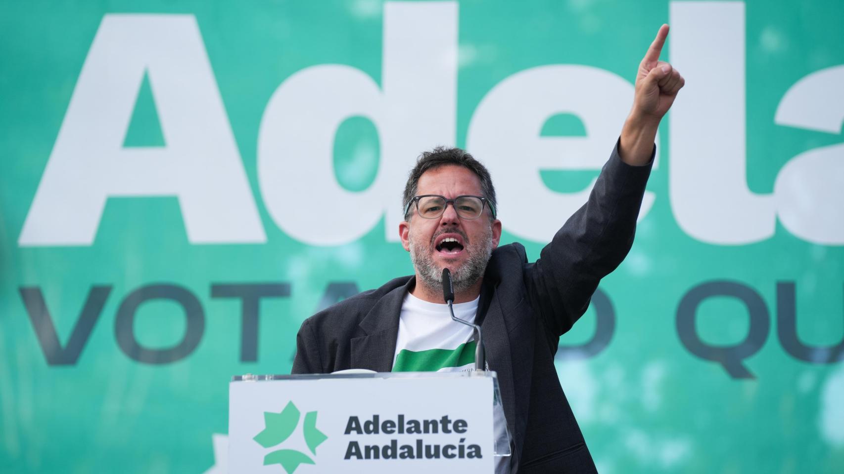 El candidato de Adelante Andalucía a la Presidencia de la Junta, José Ignacio García (c), durante el acto de cierre de campaña celebrado en la capital andaluza el pasado viernes 15 de mayo.