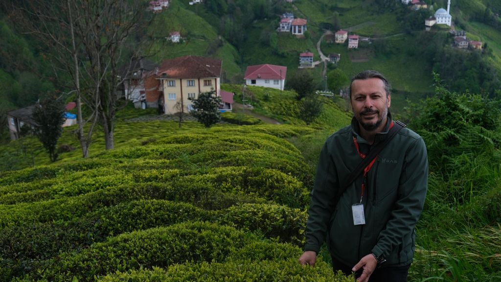 Nihat Bayrak, guía turístico turco en los campos de té de Rize.