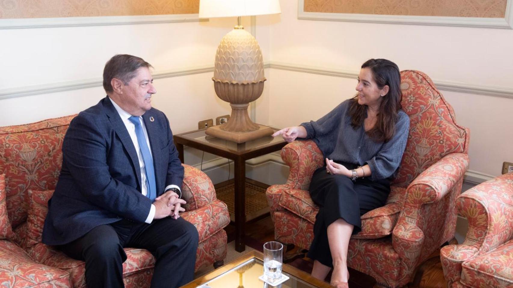 Inés Rey junto a Julio Abalde.