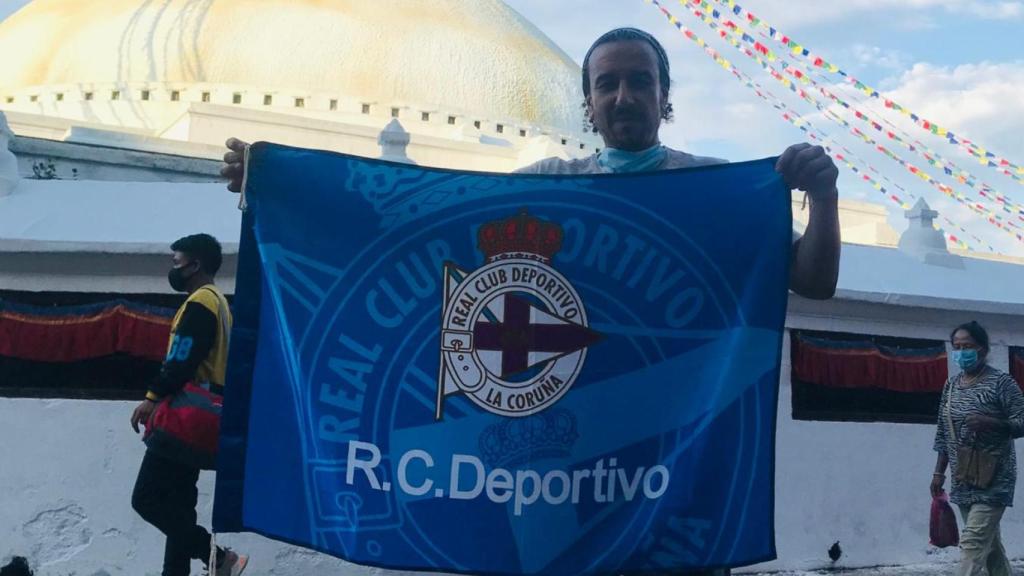 Gonzalo con su bandera del Dépor en Nepal.