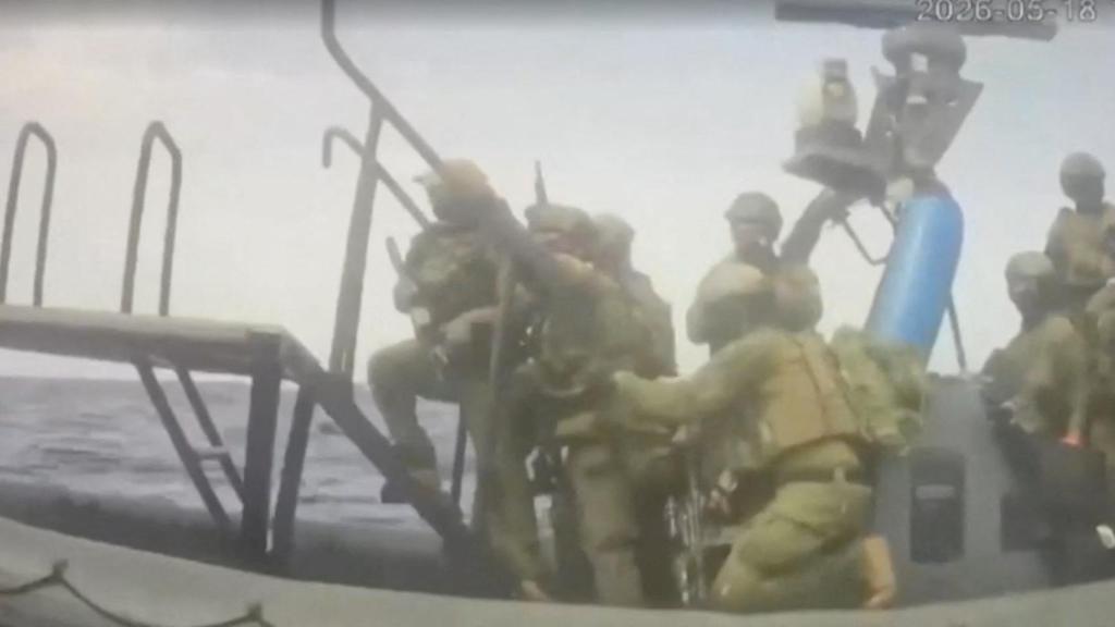 Un buque de la armada israelí intercepta en alta mar a la Flotilla Global Sumud que se dirigía a Gaza para entregar ayuda humanitaria.