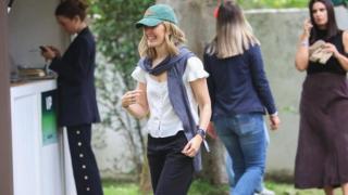 Marta Ortega con una gorra de la colaboración con Bad Bunny