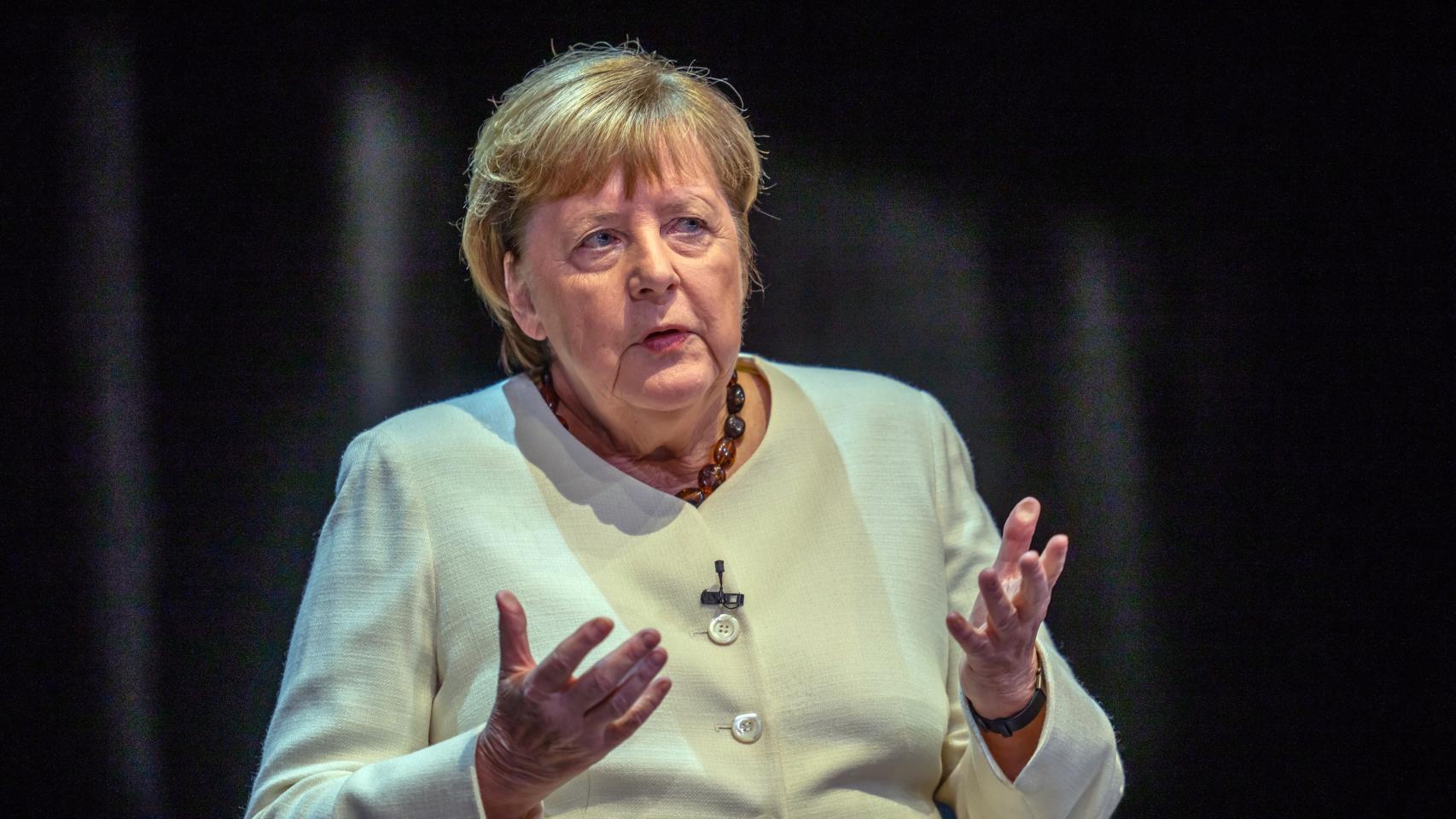 Merkel reclama a los líderes europeos negociar con Putin y acusa a la UE de no aprovechar su «potencial diplomático»