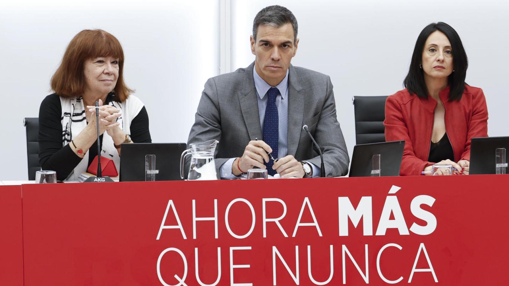 Sánchez se inclina por un  superdomingo  en mayo pero alcaldes del PSOE le piden que se la juegue él antes que ellos