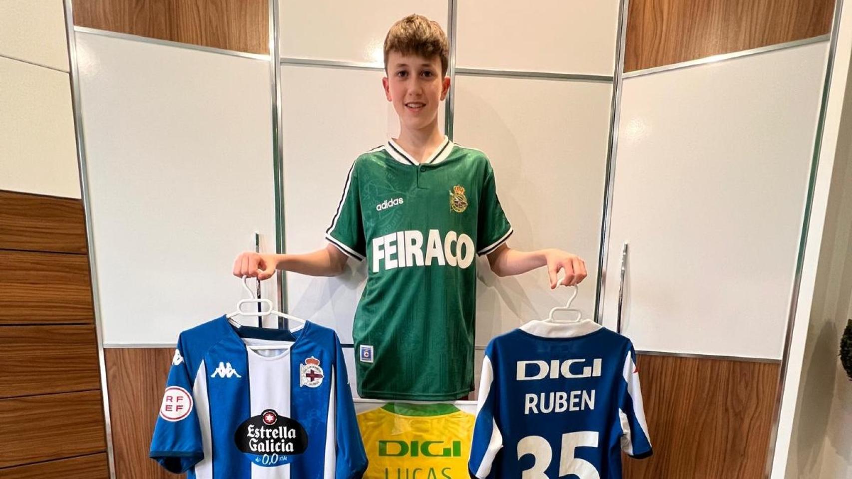 Iker Platas con varias camiseta del Dépor.