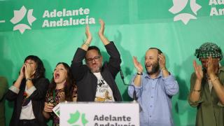José Ignacio García, celebrando los resultados de Adelante Andalucía en la sede del partido durante la noche de este domingo.