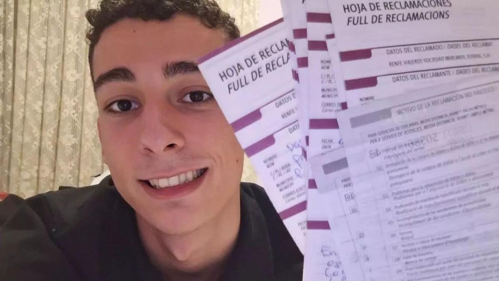 David Pujol con sus hojas de reclamaciones.