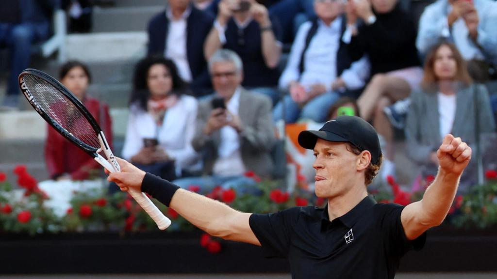 Jannik Sinner celebra su título en Roma.
