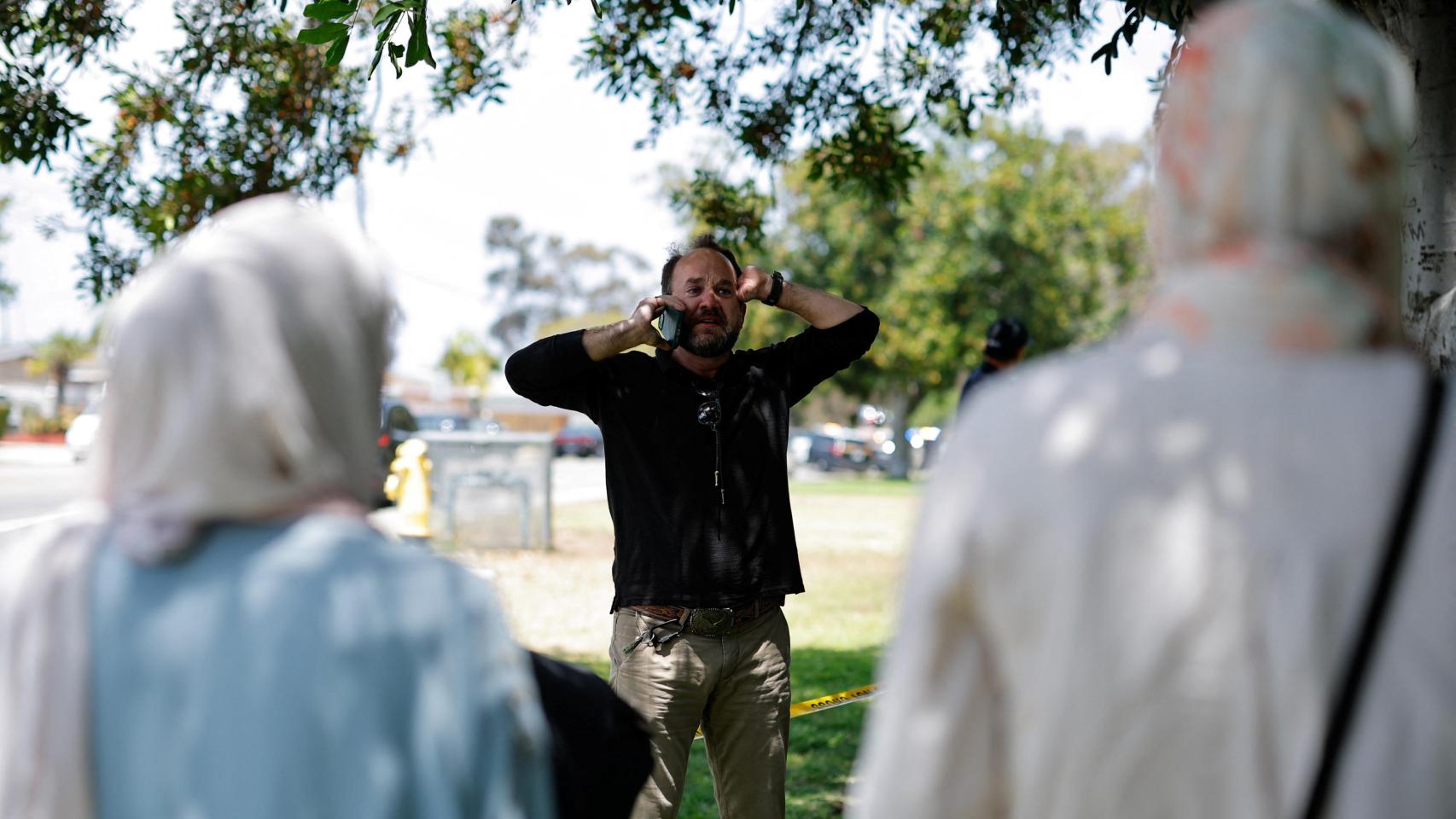 Un hombre musulmán usa un teléfono móvil mientras se encuentra con miembros de su comunidad en el Centro Islámico, en San Diego, California, EEUU., 18 de mayo de 2026. 