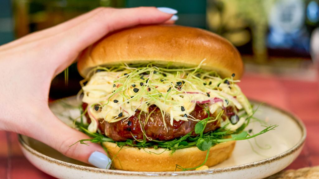 Una hamburguesa con microbrotes y germinados.