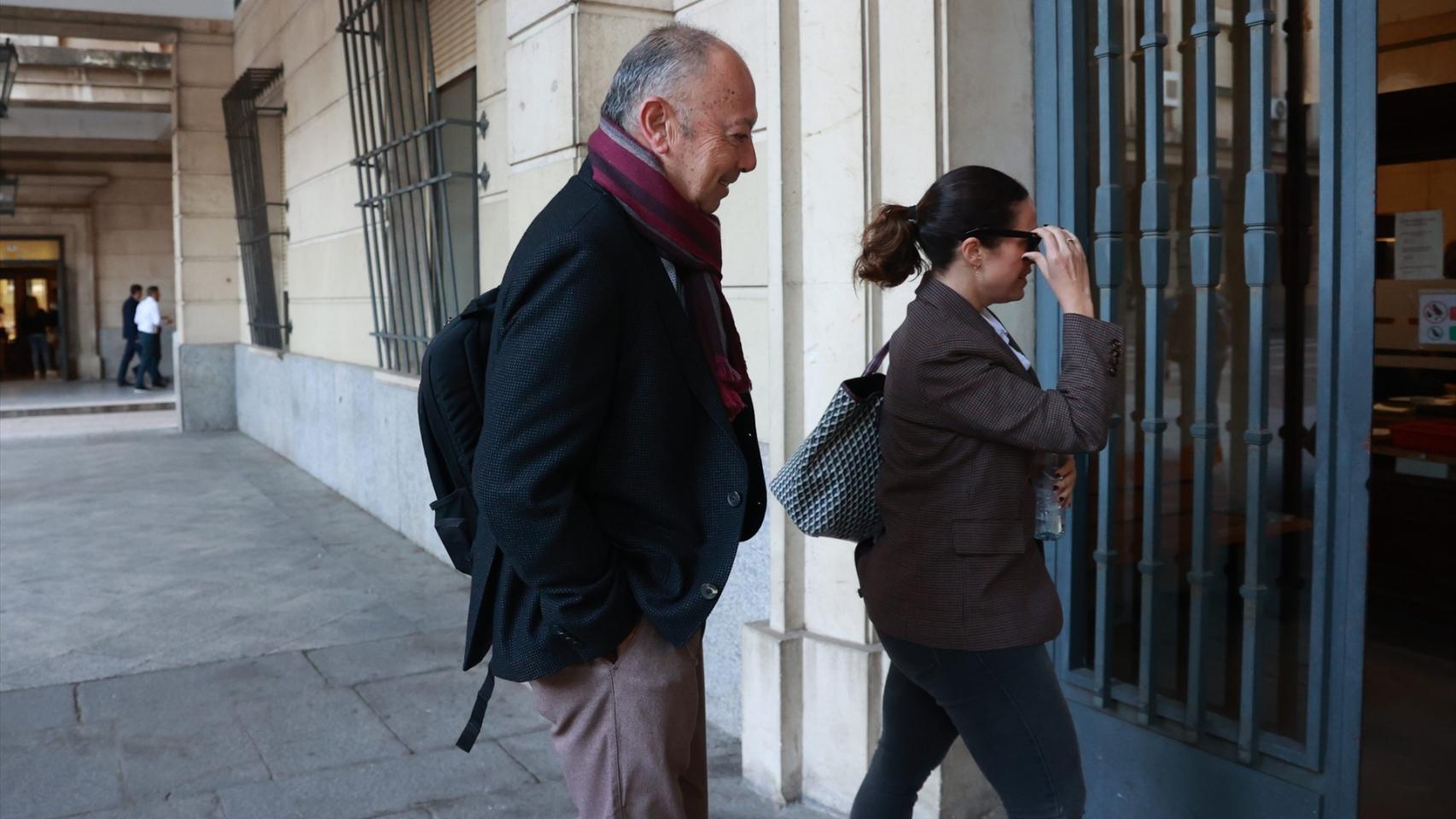 El ex director general de Trabajo y Seguridad Social de la Junta de Andalucía Daniel Alberto Rivera, con su abogada a su llegada a la Audiencia provincial..