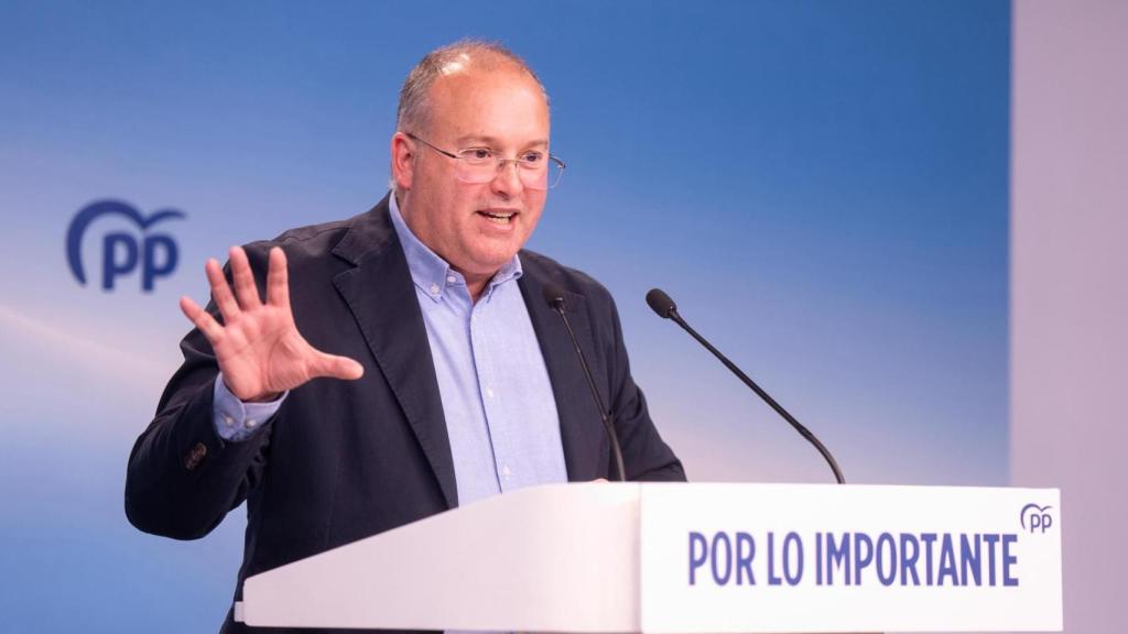 Miguel Tellado, secretario general del PP, durante su balance de la noche electoral andaluza, en la sala de prensa de Génova.