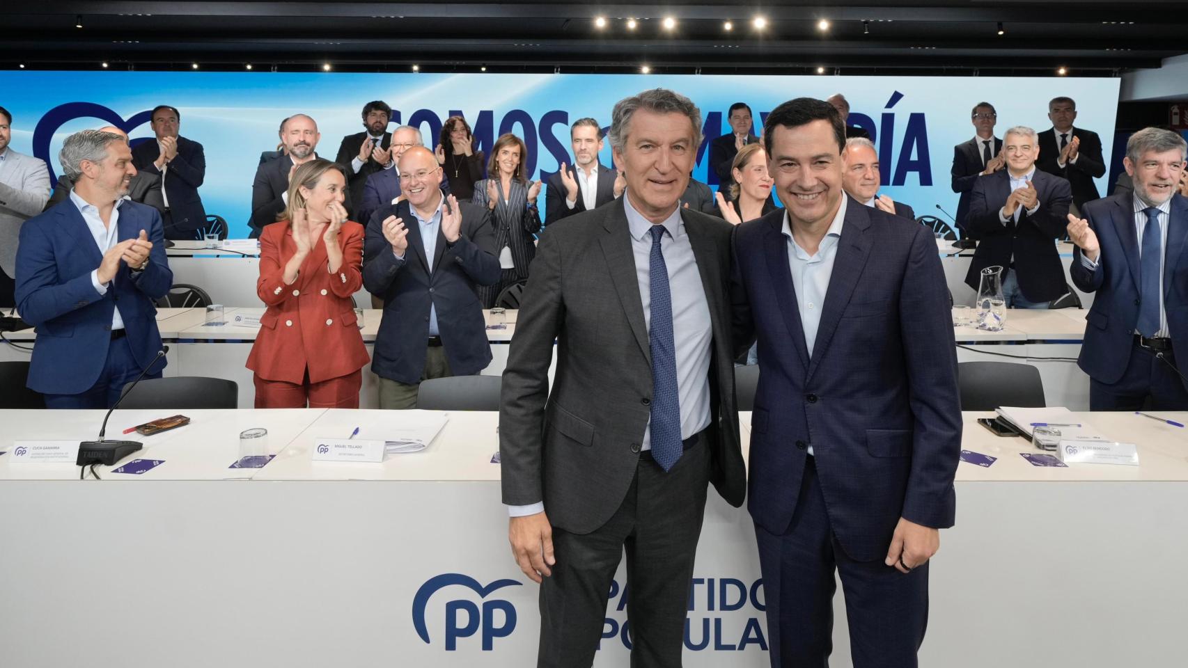 Alberto Núñez Feijóo, junto a Juanma Moreno, en la Junta Directiva Nacional del PP posterior al 17-M.