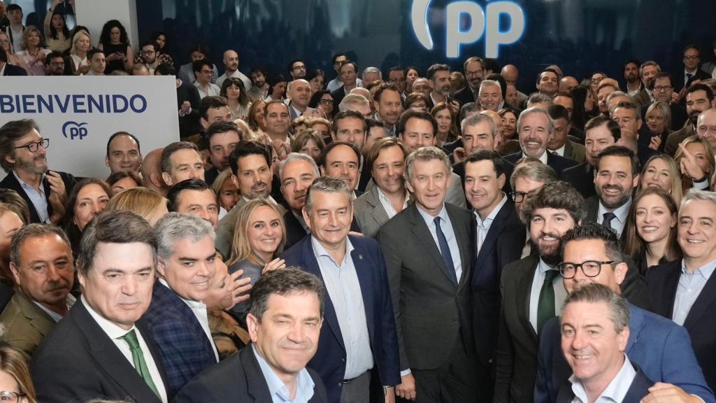 Núñez Feijóo y Juanma Moreno, junto a otros barones y miembros de la Junta Directiva Nacional del PP, este lunes.