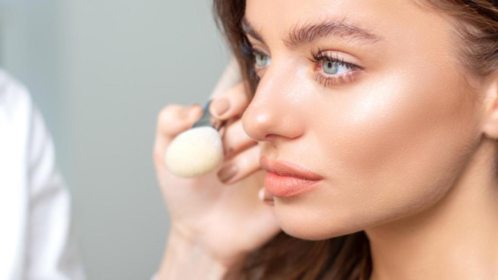 Mujer maquillada por una profesional