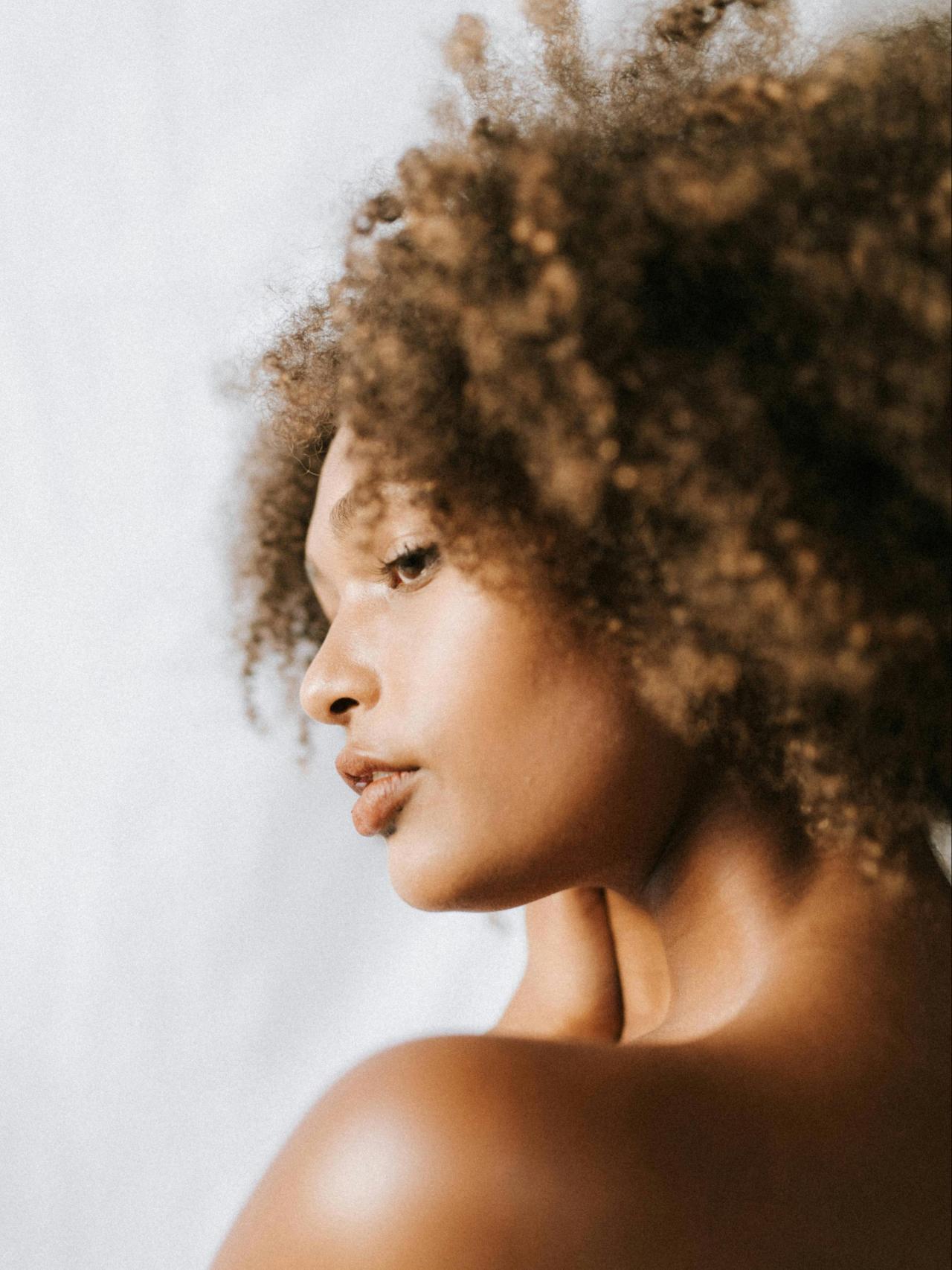 Una chica con la melena rizada. En este tipo de casos es recomendable utilizar rutinas personalizadas como el método 'curly'.