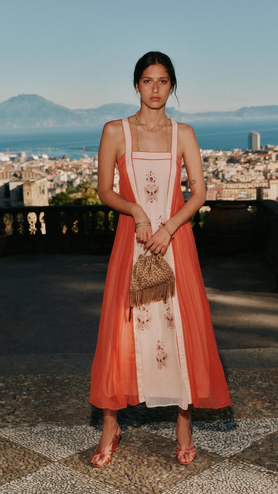 Este vestido bicolor promete colarse entre los favoritos de las más jóvenes para sus graduaciones, pero también es perfecto para dar un paseo cerca del mar.
