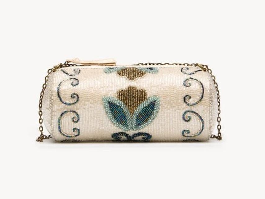 Un pequeño bolso tiene la capacidad de elevar cualquier propuesta, ya se trate de un look de invitada o de una propuesta casual en clave vaquera.