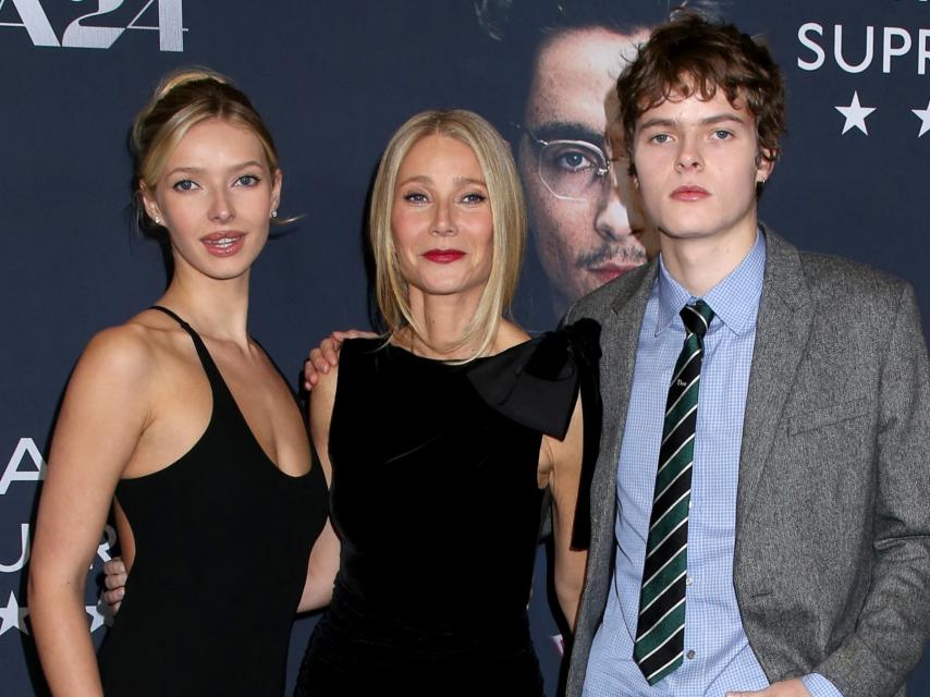 Apple Martin, junto a Gwyneth Paltrow y su hermano Moses, en el estreno de 'Marty Supreme', en 2025.