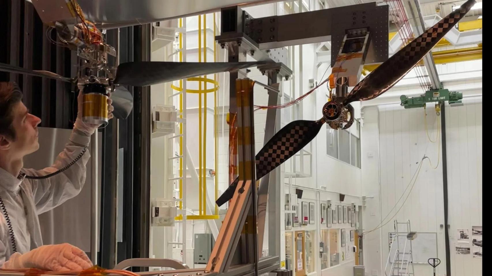 Jaakko Karras inspecciona las palas del rotor de última generación.