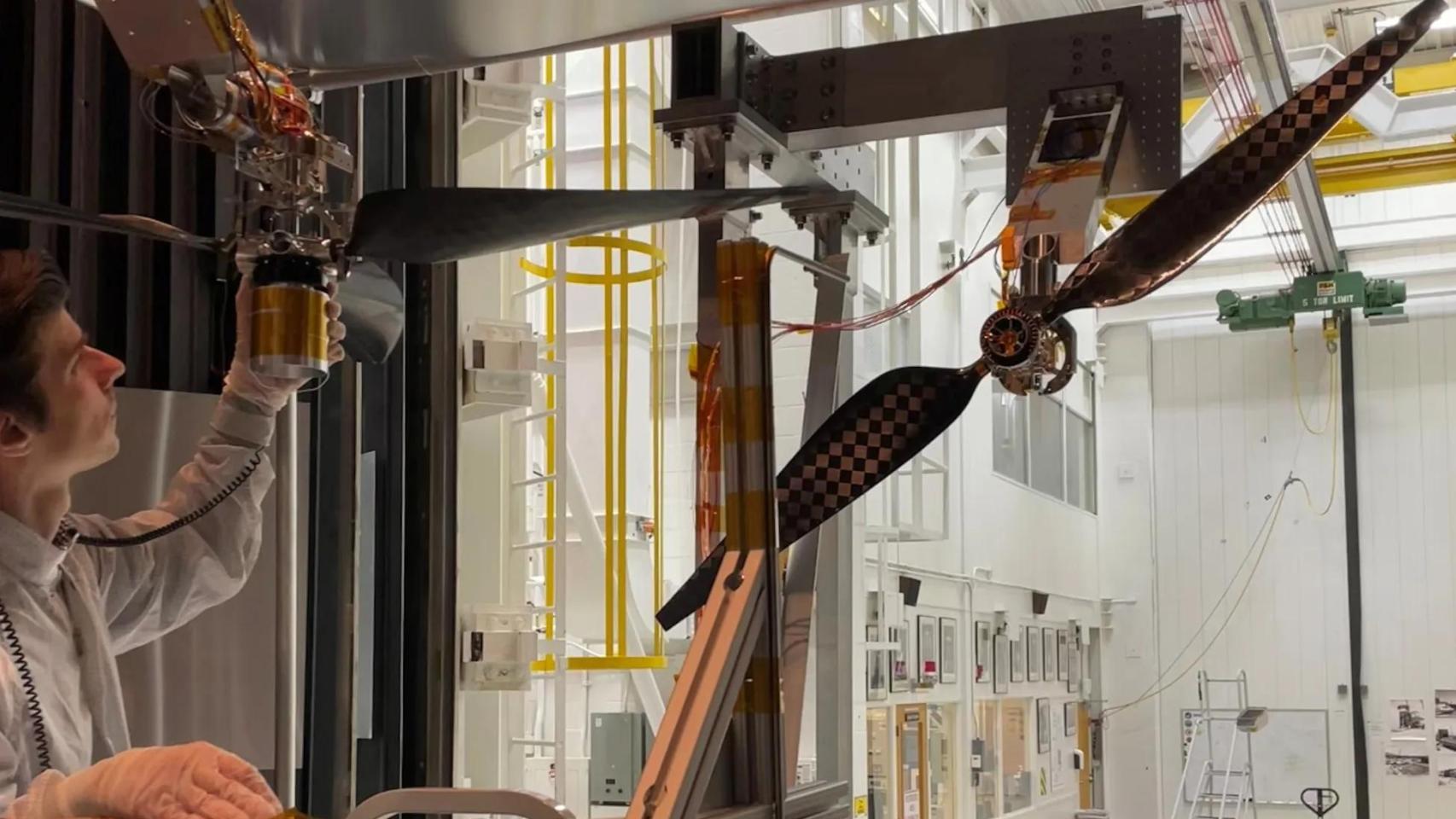 Jaakko Karras inspecciona las palas del rotor de última generación.