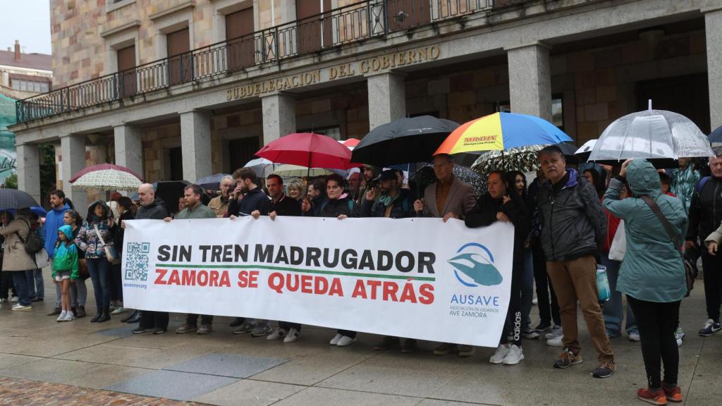 Concentración de Ausave para exigir la restitución inmediata de esta frecuencia y el fin de una política ferroviaria que relega sistemáticamente a Zamora
