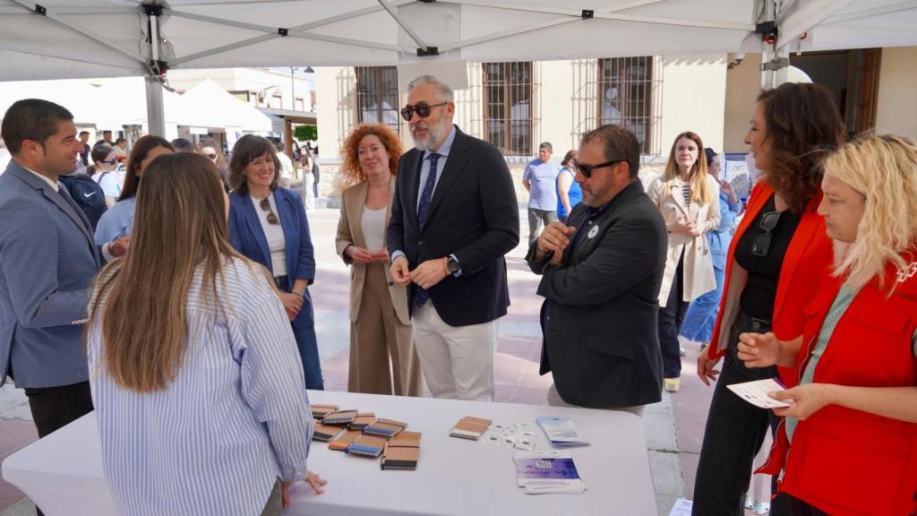 El alcalde de Santomera, Víctor Martínez en uno de los puestos