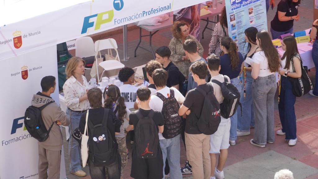 Jóvenes interesados en la feria de empleo