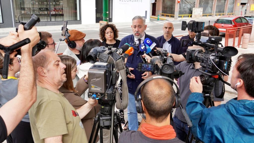 Víctor Martínez atendiendo a los medios