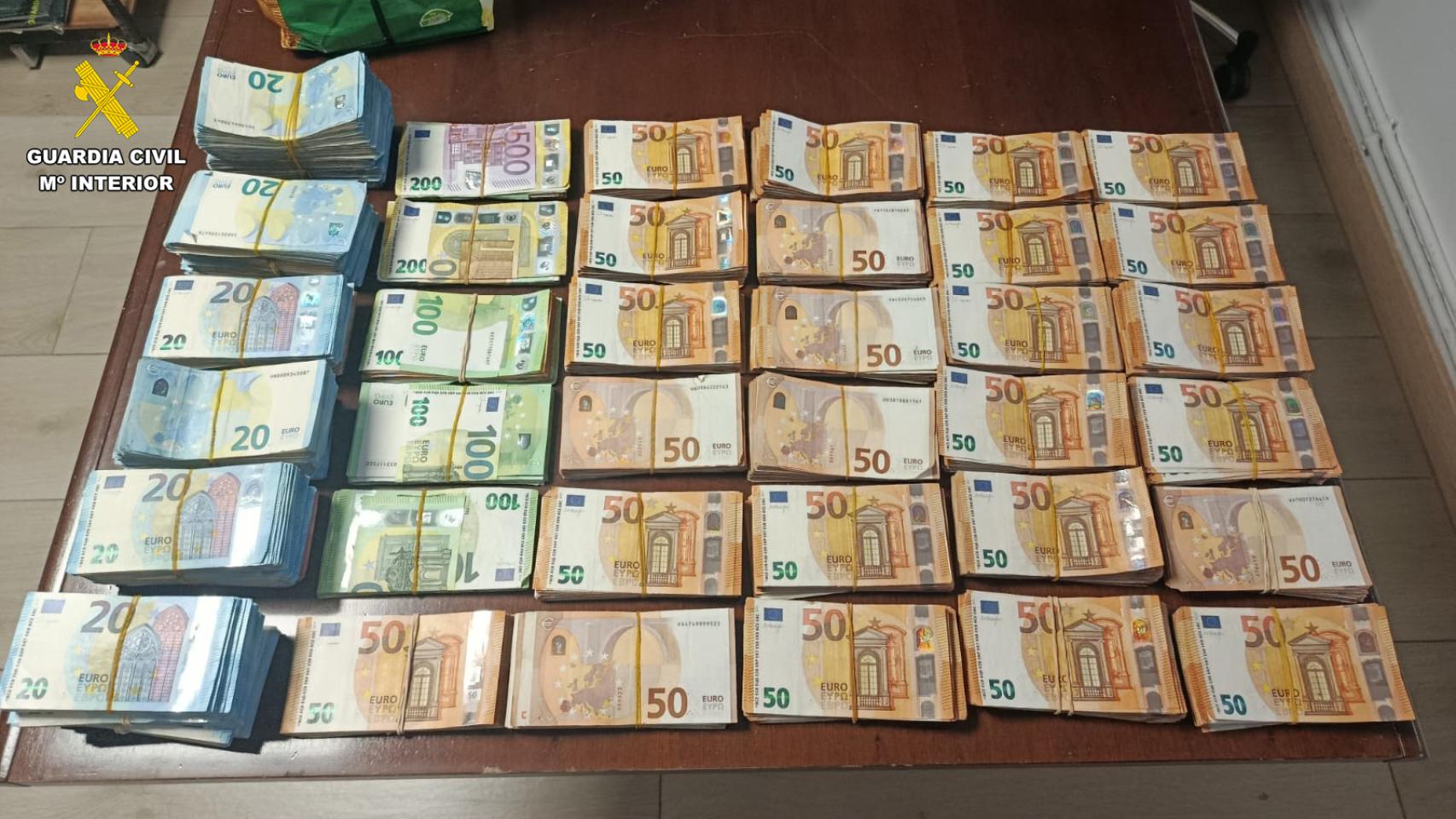 El dinero encontrado por Pompa, perro de la Guardia Civil.