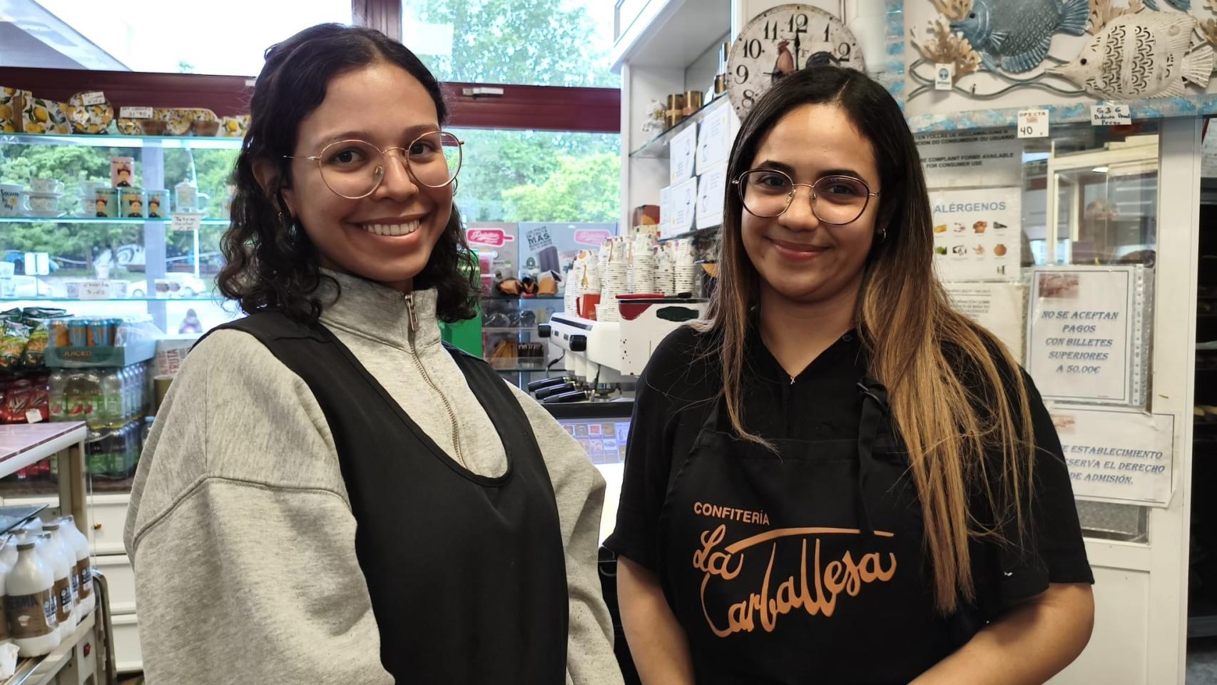 Melanie Payares y Adiela Ron, empleadas de la Confitería la Carballesa en la estación de autobuses de A Coruña