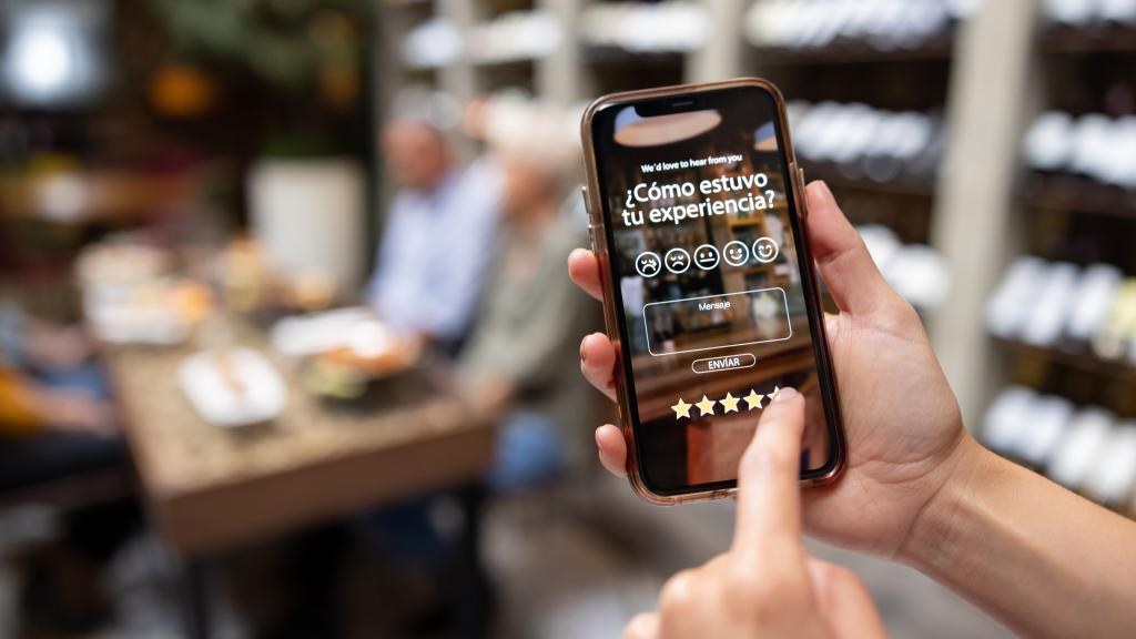 Una persona dejando una reseña de un restaurante. 