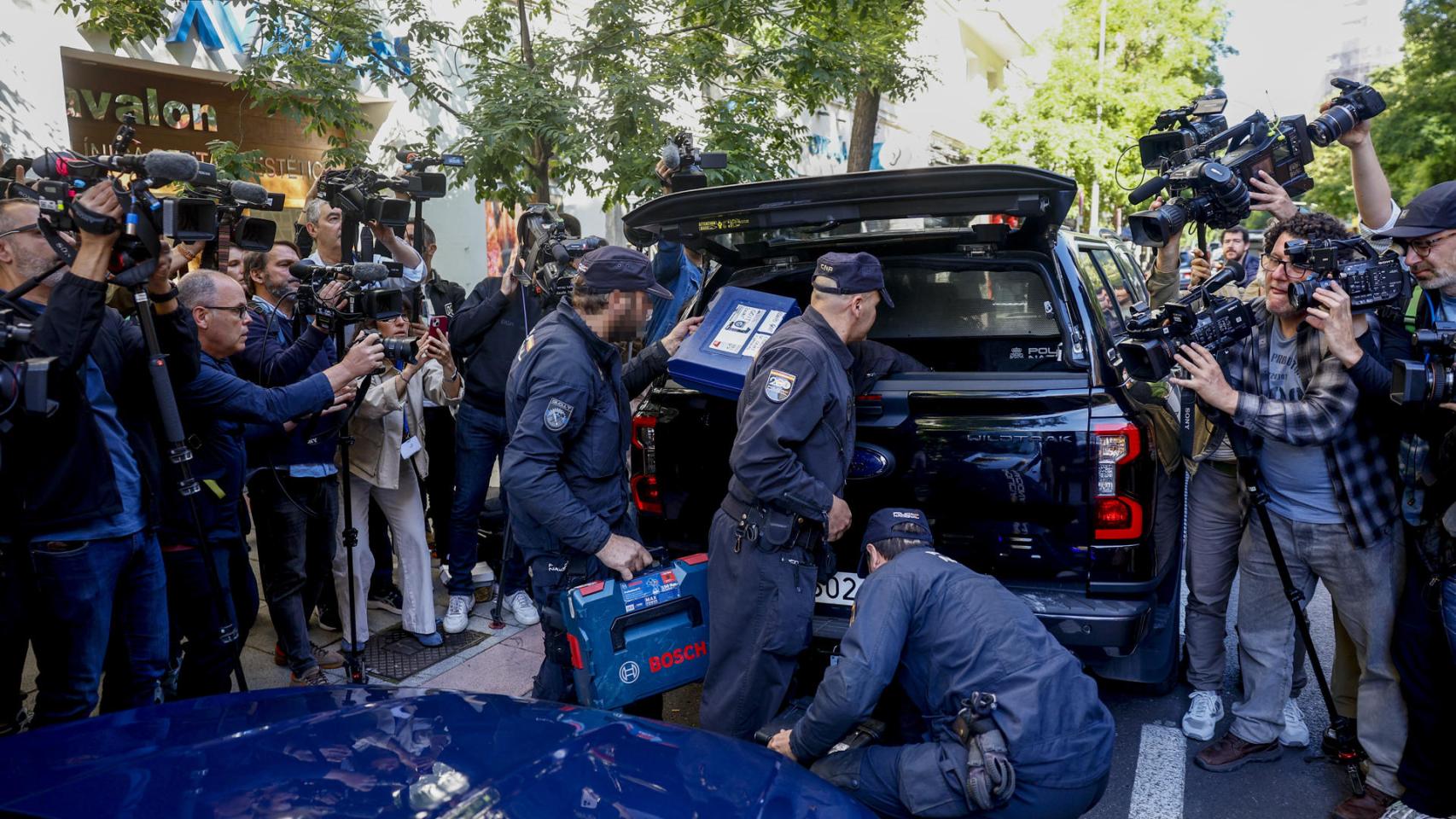 Agentes de la Policía Nacional guardan material incautado en el registro de la oficina de Zapatero.
