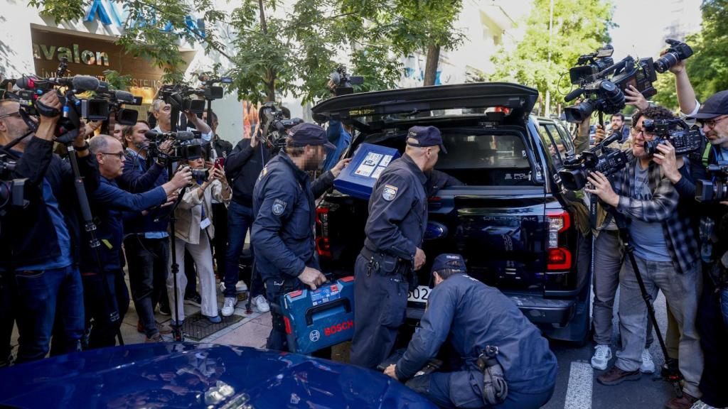 Agentes de la Policía guardan material incautado en el registro de la oficina de Zapatero, este martes en Madrid.