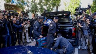 Agentes de la Policía Nacional guardan material incautado en el registro de la oficina de Zapatero.