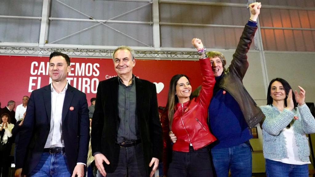 El expresidente del Gobierno José Luis Rodríguez Zapatero junto al candidato a la Presidencia de la Junta de Castilla y León Carlos Martínez; la secretaria de Organización Rebeca Torró, el secretario regional Javier Cendón y la candidata Nuria Rubio en el acto público celebrado en León