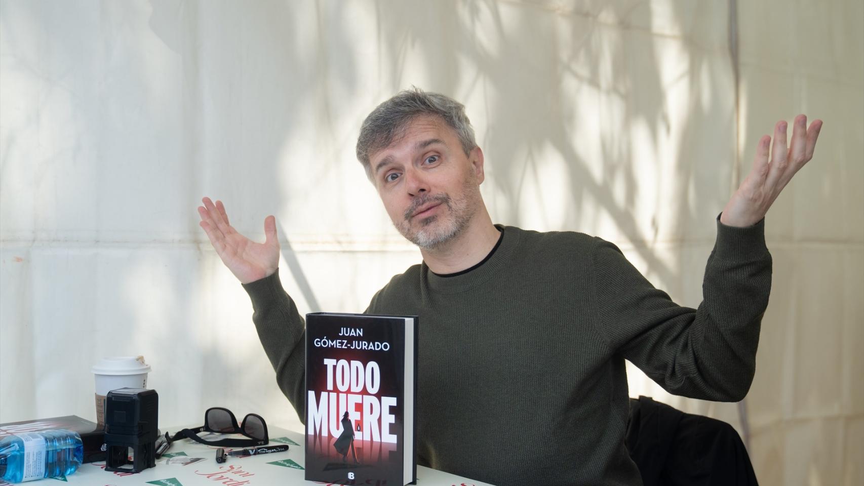 El escritor Juan Gómez Jurado, durante la firma de uno de sus ejemplares, en la Diada de San Jordi 2025, a 23 de abril de 2025, en Barcelona, Cataluña (España). Foto: David Zorrakino / Europa Press
