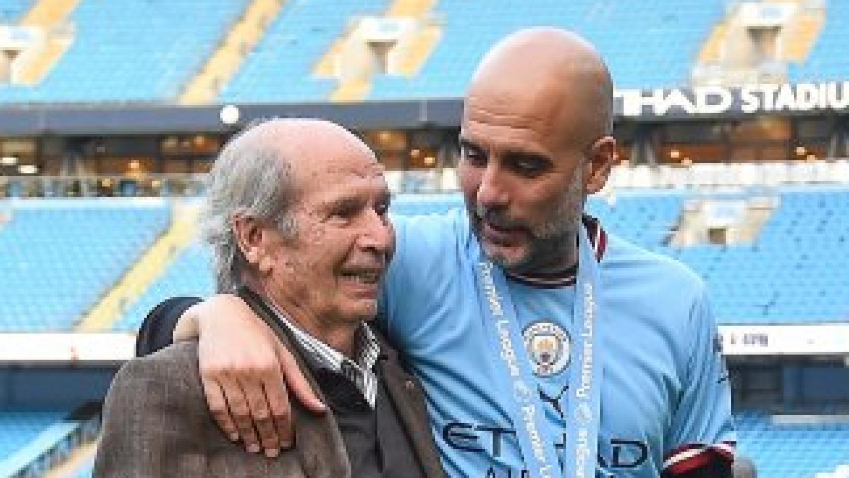 Pep y Valentí Guardiola en el campo del Manchester City.