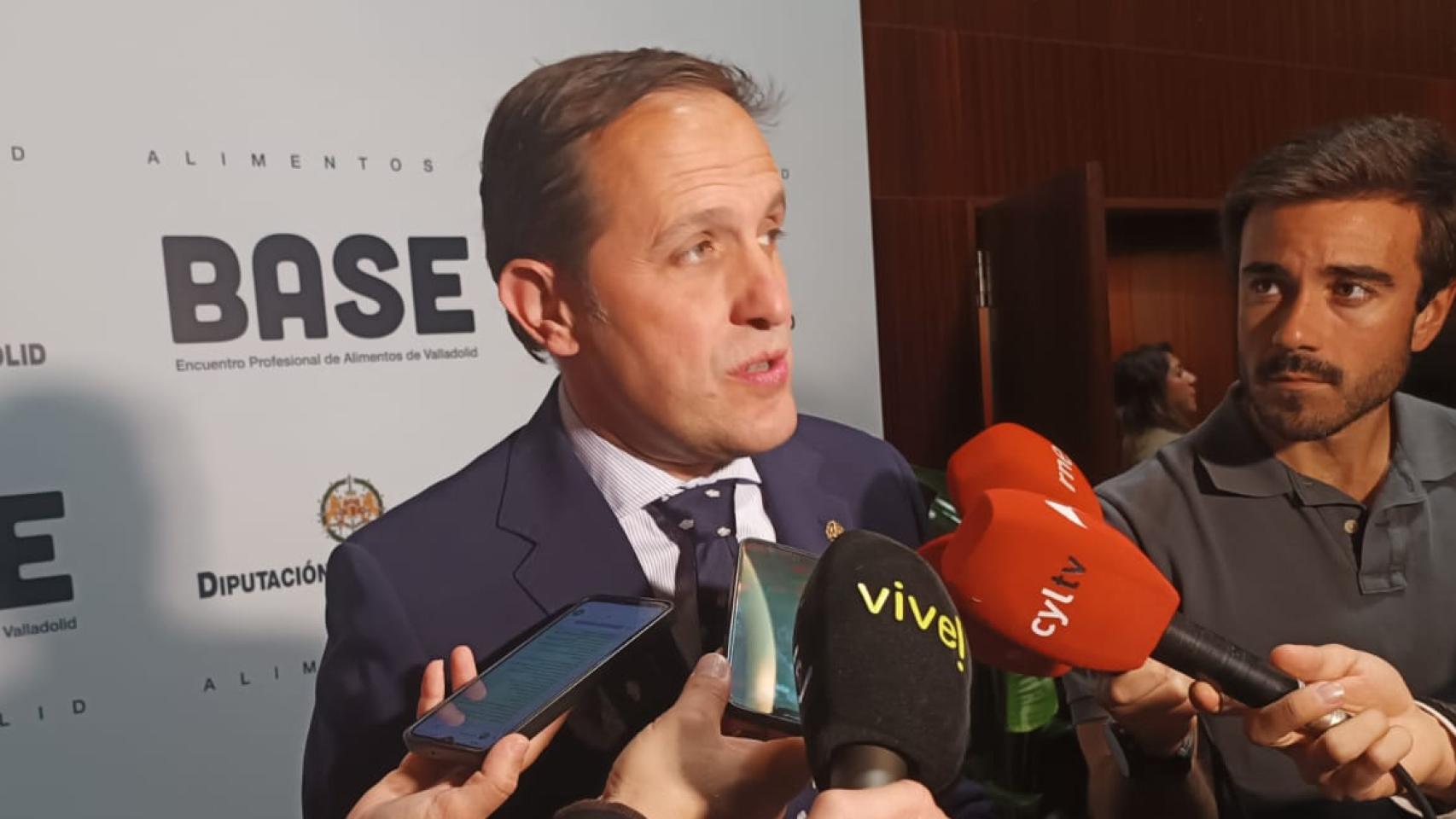 El presidente de la Diputación de Valladolid, Conrado Íscar, ha inaugurado hoy en el Teatro Zorrilla la jornada profesional 