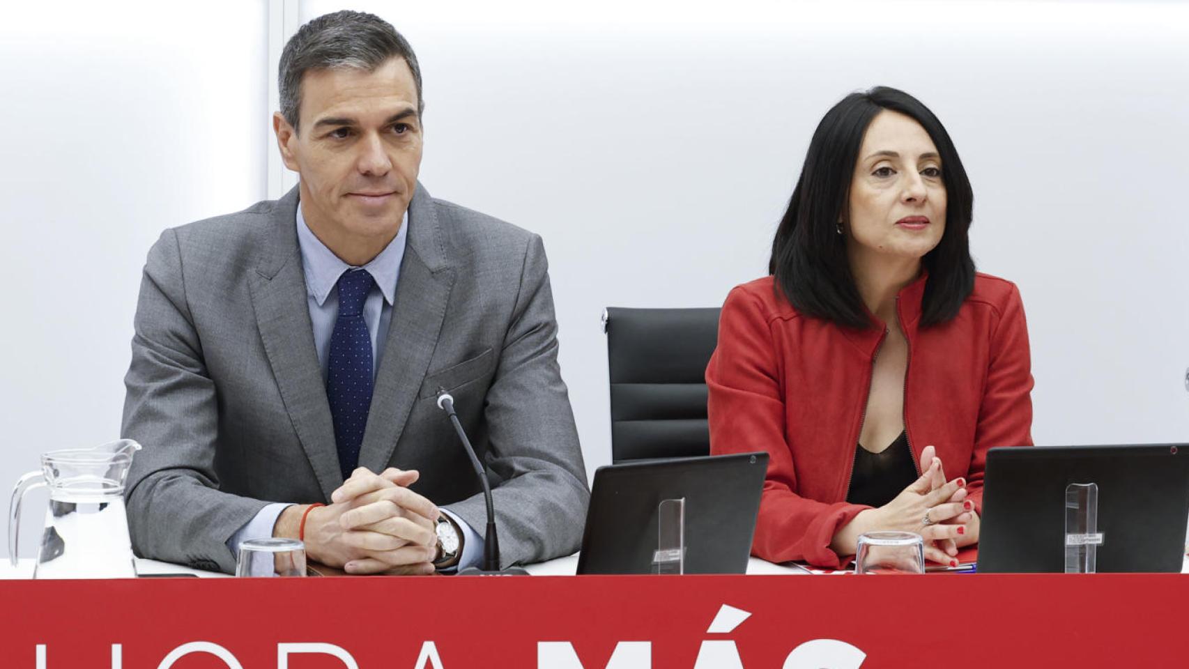El PSOE  apoya  a Zapatero y atribuye su imputación a razones políticas:  Es  el que pueda hacer, que haga  