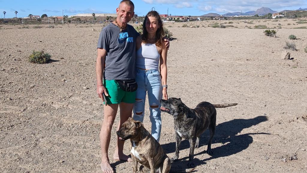 Tamás y Niki, con sus perros.
