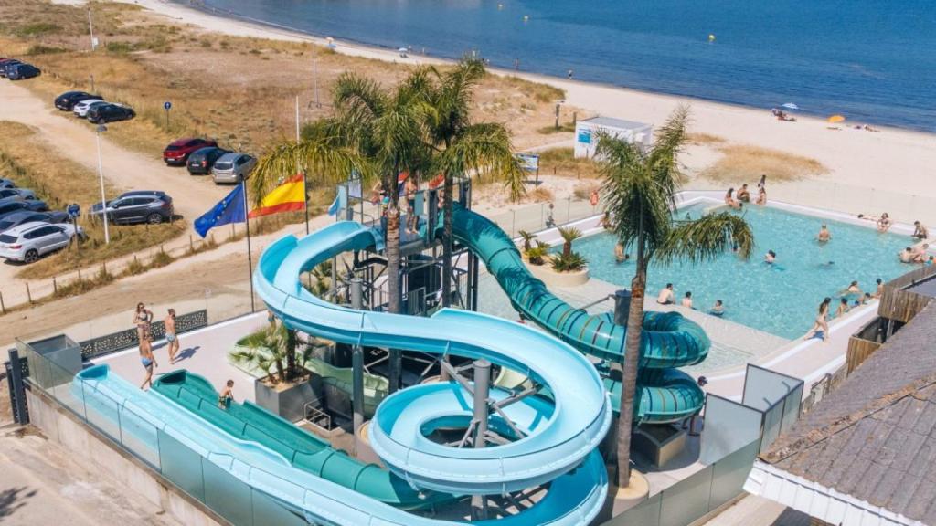 Toboganes y piscina de Baiona Playa Camping-Bungalow Playa