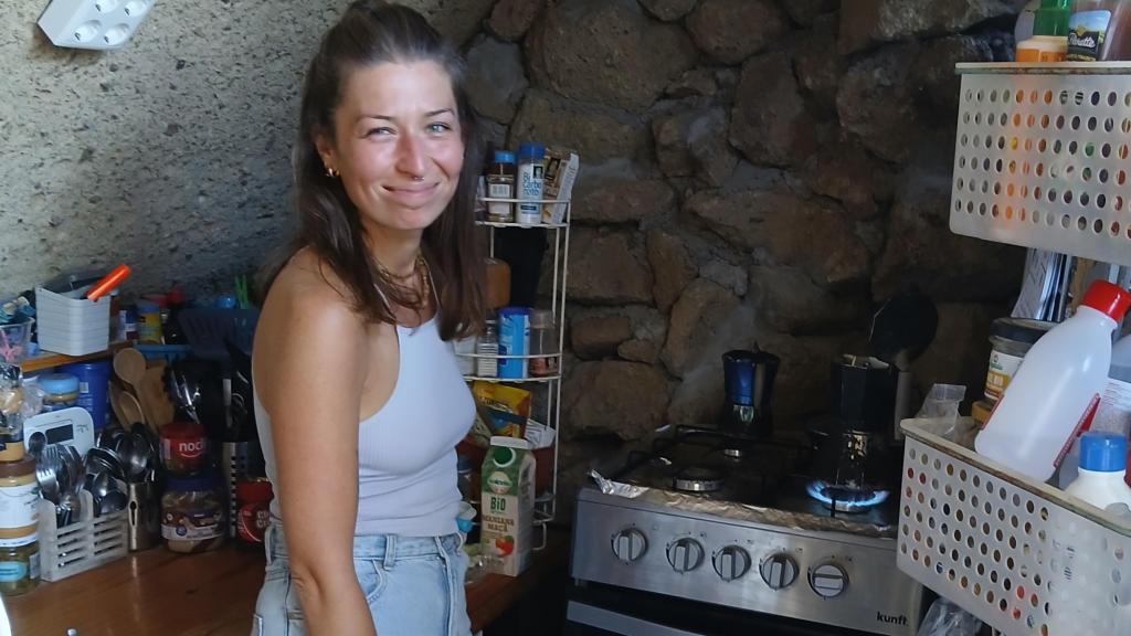 Niki, en su cocina. Tiene electricidad, gas butano y todo lo necesario para llevar una vida normal.