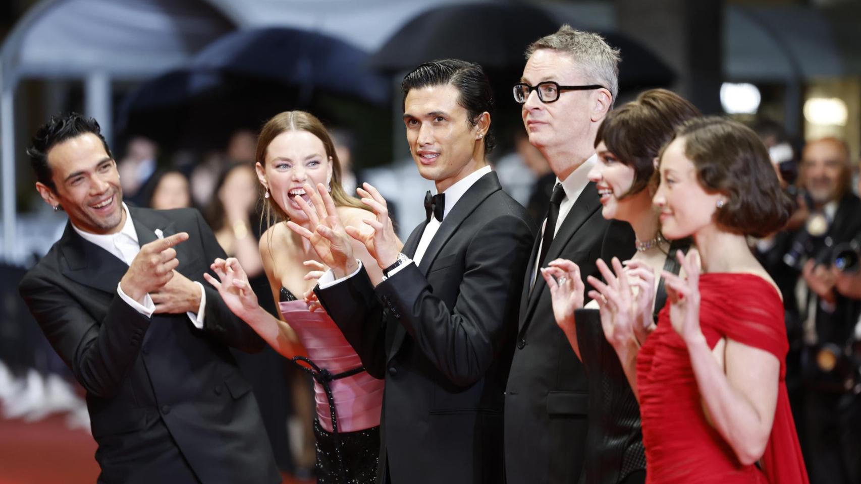 Diego Calva, Kristine Froseth, Charles Melton, Nicolas Winding Refn, Sophie Thatcher y Havana Rose Liu, en la presentación de 'Her Private Hell'. Foto: EFE/EPA/SEBASTIEN NOGIER