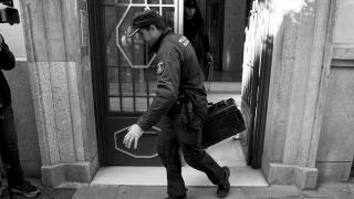 Un agente de la Policía Nacional sale del edificio donde se encuentra la oficina del expresidente del Gobierno José Luis Rodríguez Zapatero durante el registro este martes en Madrid.