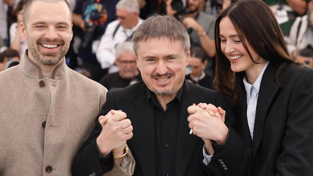 Sebastian Stan, Director Cristian Mungiu y Renate Reinsve, en Cannes. Foto: EFE/EPA/TERESA SUAREZ
