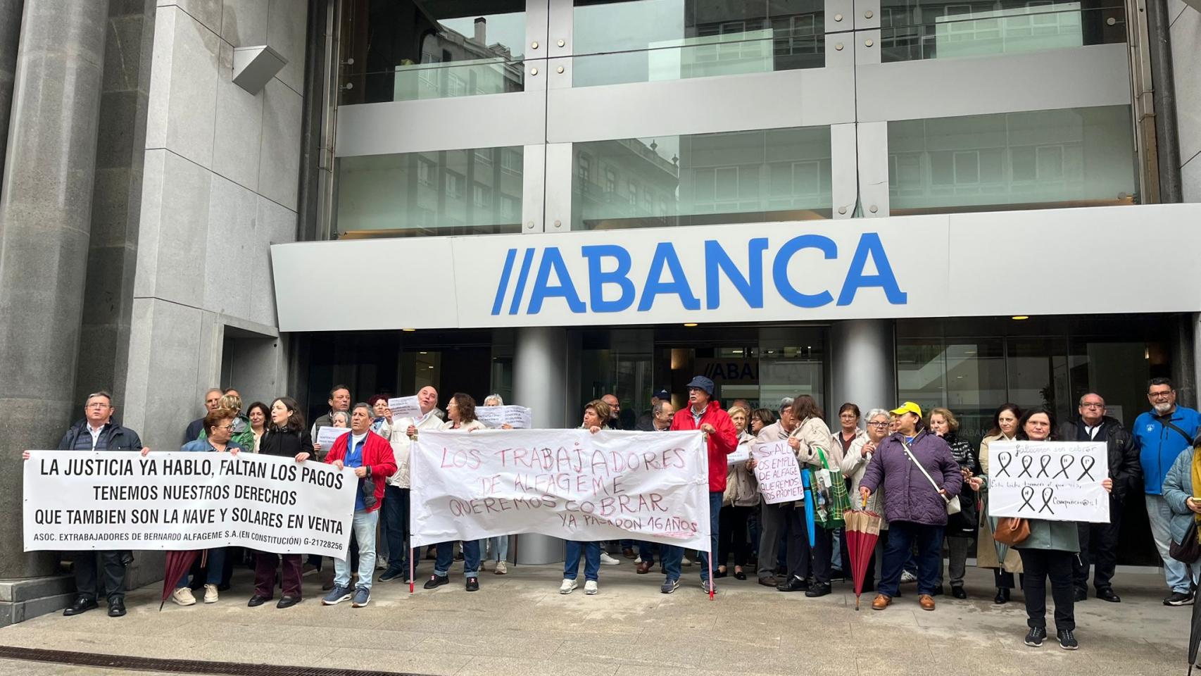 Extrabajadores de Alfagame se concentran frente a la sede de Abanca en Vigo